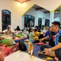 Ketua Fraksi Partai Demokrat DPRD Kabupaten Serang, Azwar Anas, menyerahkan bantuan sembako kepada warga terdampak banjir di Desa Soggom Jaya, Kecamatan Cikande, Sabtu malam, 24 Januari 2026