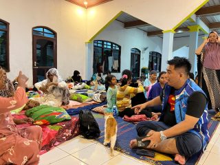 Ketua Fraksi Partai Demokrat DPRD Kabupaten Serang, Azwar Anas, menyerahkan bantuan sembako kepada warga terdampak banjir di Desa Soggom Jaya, Kecamatan Cikande, Sabtu malam, 24 Januari 2026