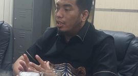 Ketua Fraksi Demokrat DPRD Kabupaten Serang Azwar Anas menyampaikan kritik terhadap lonjakan anggaran Dinas PUPR dalam rapat evaluasi bersama OPD terkait.