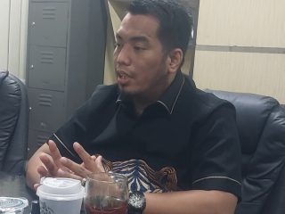 Ketua Fraksi Demokrat DPRD Kabupaten Serang Azwar Anas menyampaikan kritik terhadap lonjakan anggaran Dinas PUPR dalam rapat evaluasi bersama OPD terkait.
