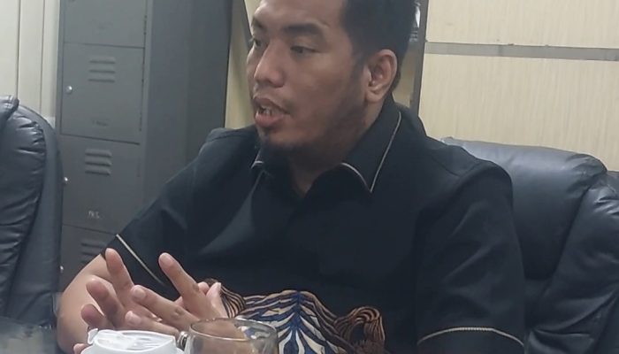 Ketua Fraksi Demokrat DPRD Kabupaten Serang Azwar Anas menyampaikan kritik terhadap lonjakan anggaran Dinas PUPR dalam rapat evaluasi bersama OPD terkait.