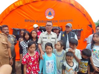 Ketua Fraksi Gerindra DPRD Kabupaten Serang Ahmad Muhibbin meninjau lokasi banjir di Kampung Kuranji, Desa Cakung, Kecamatan Binuang, Selasa, 20 Januari 2026, untuk mengidentifikasi penyebab banjir yang kembali merendam permukiman warga.