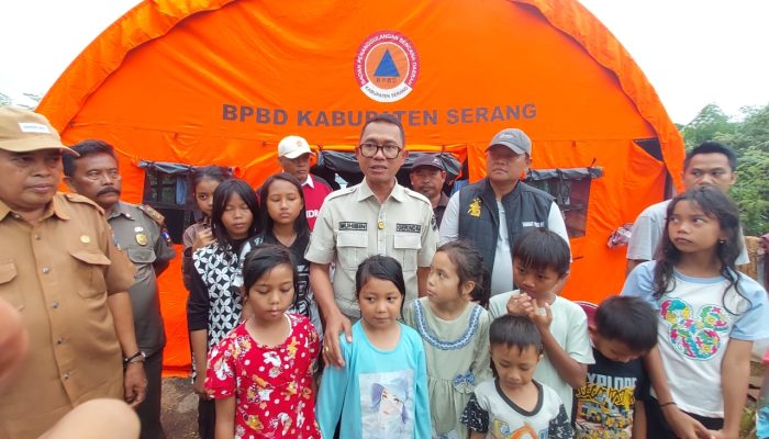 Ketua Fraksi Gerindra DPRD Kabupaten Serang Ahmad Muhibbin meninjau lokasi banjir di Kampung Kuranji, Desa Cakung, Kecamatan Binuang, Selasa, 20 Januari 2026, untuk mengidentifikasi penyebab banjir yang kembali merendam permukiman warga.