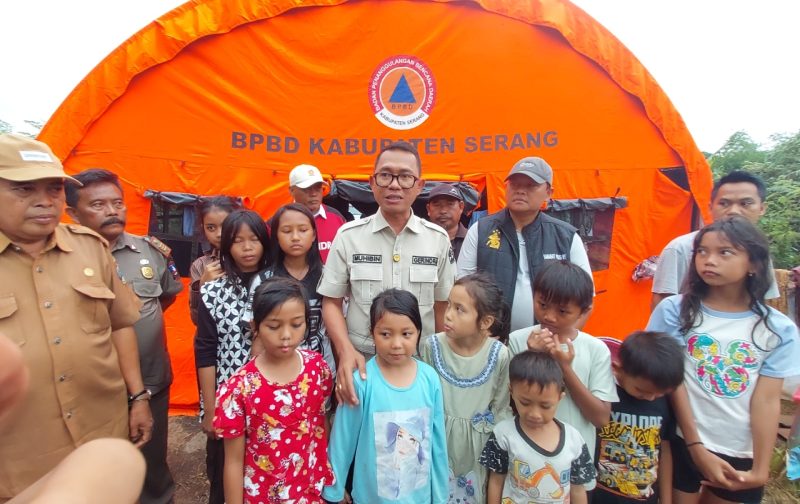 Ketua Fraksi Gerindra DPRD Kabupaten Serang Ahmad Muhibbin meninjau lokasi banjir di Kampung Kuranji, Desa Cakung, Kecamatan Binuang, Selasa, 20 Januari 2026, untuk mengidentifikasi penyebab banjir yang kembali merendam permukiman warga.