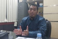 Ketua Fraksi Partai Demokrat DPRD Kabupaten Serang, Azwar Anas, saat memberikan keterangan terkait penanganan banjir yang dinilai belum menyentuh akar masalah, Senin, 12 Januari 2026