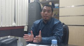 Ketua Fraksi Partai Demokrat DPRD Kabupaten Serang, Azwar Anas, saat memberikan keterangan terkait penanganan banjir yang dinilai belum menyentuh akar masalah, Senin, 12 Januari 2026