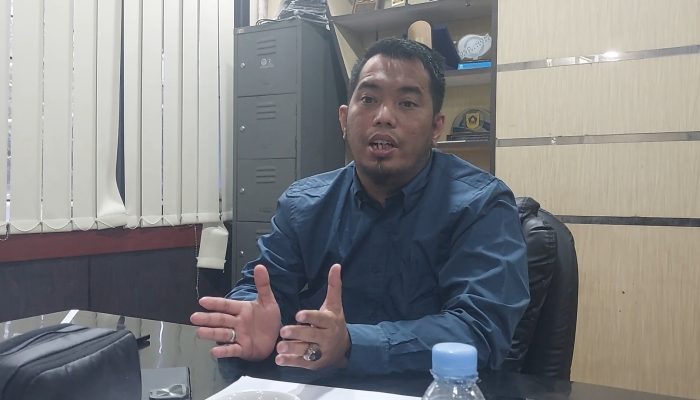 Ketua Fraksi Partai Demokrat DPRD Kabupaten Serang, Azwar Anas, saat memberikan keterangan terkait penanganan banjir yang dinilai belum menyentuh akar masalah, Senin, 12 Januari 2026