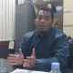 Ketua Fraksi Partai Demokrat DPRD Kabupaten Serang, Azwar Anas, saat memberikan keterangan terkait penanganan banjir yang dinilai belum menyentuh akar masalah, Senin, 12 Januari 2026