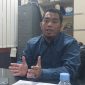 Ketua Fraksi Partai Demokrat DPRD Kabupaten Serang, Azwar Anas, saat memberikan keterangan terkait penanganan banjir yang dinilai belum menyentuh akar masalah, Senin, 12 Januari 2026