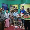 Ketua Fraksi Partai Demokrat DPRD Kabupaten Serang, Azwar Anas, menyerahkan bantuan kebutuhan pokok kepada warga terdampak banjir di Kecamatan Cikande, Kabupaten Serang, Minggu, 25 Januari 2026