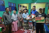 Ketua Fraksi Partai Demokrat DPRD Kabupaten Serang, Azwar Anas, menyerahkan bantuan kebutuhan pokok kepada warga terdampak banjir di Kecamatan Cikande, Kabupaten Serang, Minggu, 25 Januari 2026