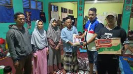 Ketua Fraksi Partai Demokrat DPRD Kabupaten Serang, Azwar Anas, menyerahkan bantuan kebutuhan pokok kepada warga terdampak banjir di Kecamatan Cikande, Kabupaten Serang, Minggu, 25 Januari 2026