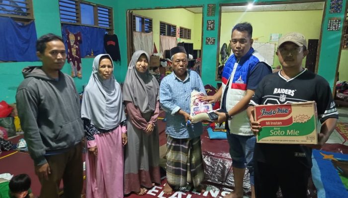 Ketua Fraksi Partai Demokrat DPRD Kabupaten Serang, Azwar Anas, menyerahkan bantuan kebutuhan pokok kepada warga terdampak banjir di Kecamatan Cikande, Kabupaten Serang, Minggu, 25 Januari 2026