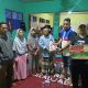 Ketua Fraksi Partai Demokrat DPRD Kabupaten Serang, Azwar Anas, menyerahkan bantuan kebutuhan pokok kepada warga terdampak banjir di Kecamatan Cikande, Kabupaten Serang, Minggu, 25 Januari 2026