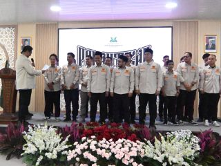 Ketua Umum PP Pemuda Muhammadiyah Dzulfikar Ahmad Tawalla bersama jajaran pengurus PDPM Kota Serang periode 2025–2029 usai prosesi pelantikan di Gedung Dakwah Muhammadiyah Banten, Senin, 19 Januari 2026