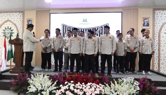 Ketua Umum PP Pemuda Muhammadiyah Dzulfikar Ahmad Tawalla bersama jajaran pengurus PDPM Kota Serang periode 2025–2029 usai prosesi pelantikan di Gedung Dakwah Muhammadiyah Banten, Senin, 19 Januari 2026
