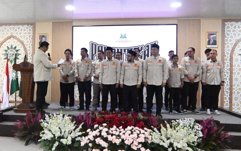 Ketua Umum PP Pemuda Muhammadiyah Dzulfikar Ahmad Tawalla bersama jajaran pengurus PDPM Kota Serang periode 2025–2029 usai prosesi pelantikan di Gedung Dakwah Muhammadiyah Banten, Senin, 19 Januari 2026