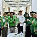 Ketua Umum PPP Muhamad Mardiono menyerahkan mandat kepemimpinan DPW PPP Banten kepada Baihaki Sulaiman di Kantor DPP PPP, Jakarta, Jumat, 30 Januari 2026