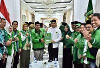 Ketua Umum PPP Muhamad Mardiono menyerahkan mandat kepemimpinan DPW PPP Banten kepada Baihaki Sulaiman di Kantor DPP PPP, Jakarta, Jumat, 30 Januari 2026