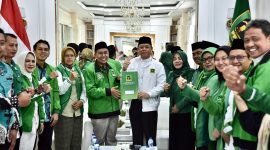 Ketua Umum PPP Muhamad Mardiono menyerahkan mandat kepemimpinan DPW PPP Banten kepada Baihaki Sulaiman di Kantor DPP PPP, Jakarta, Jumat, 30 Januari 2026