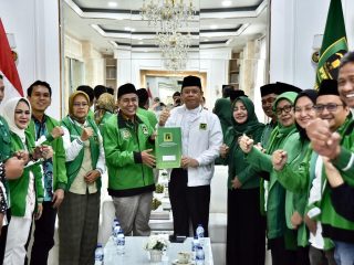 Ketua Umum PPP Muhamad Mardiono menyerahkan mandat kepemimpinan DPW PPP Banten kepada Baihaki Sulaiman di Kantor DPP PPP, Jakarta, Jumat, 30 Januari 2026