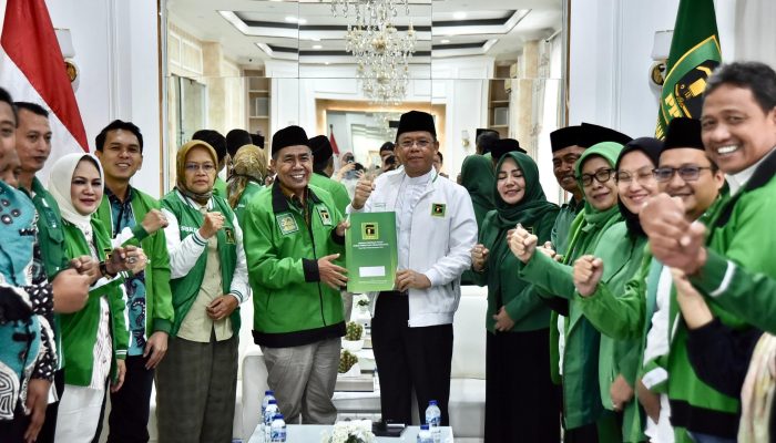 Ketua Umum PPP Muhamad Mardiono menyerahkan mandat kepemimpinan DPW PPP Banten kepada Baihaki Sulaiman di Kantor DPP PPP, Jakarta, Jumat, 30 Januari 2026