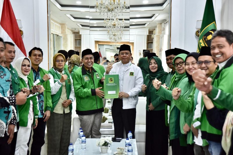 Ketua Umum PPP Muhamad Mardiono menyerahkan mandat kepemimpinan DPW PPP Banten kepada Baihaki Sulaiman di Kantor DPP PPP, Jakarta, Jumat, 30 Januari 2026