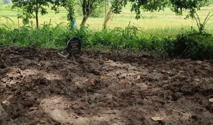 Kondisi makam almarhum Sajim di TPU Kramat Junti, Desa Junti, Kecamatan Jawilan, Kabupaten Serang, yang ditemukan terbongkar dengan galian rapi dan tanpa jasad, Minggu, 18 Januari 2026