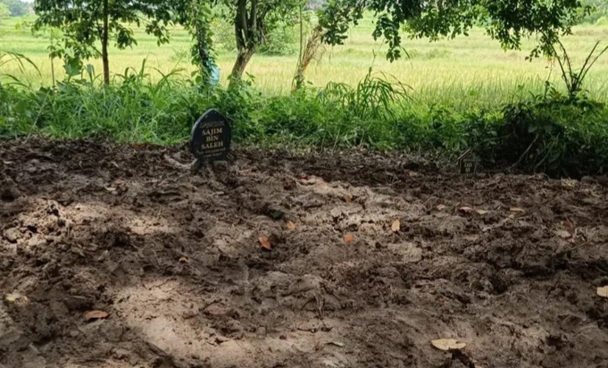 Kondisi makam almarhum Sajim di TPU Kramat Junti, Desa Junti, Kecamatan Jawilan, Kabupaten Serang, yang ditemukan terbongkar dengan galian rapi dan tanpa jasad, Minggu, 18 Januari 2026