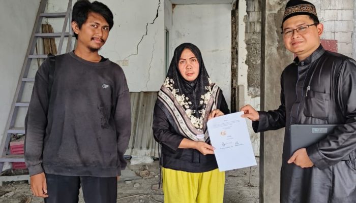 LBH PKC PMII Banten mendampingi korban saat melaporkan dugaan penipuan proyek renovasi ruko ke Polres Serang, Banten.
