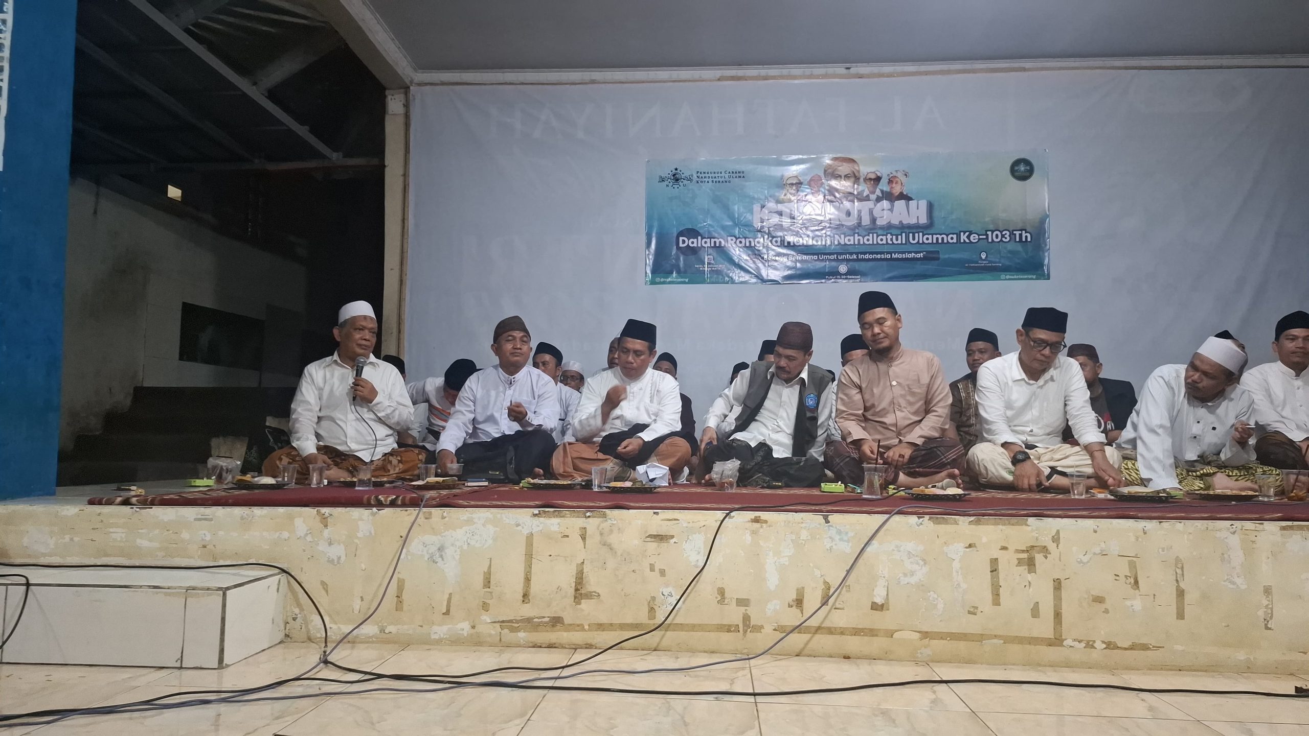 Mustasyar PCNU Kota Serang KH Matin Syarkowi menyampaikan refleksi Harlah NU ke-103 saat istighotsah di Pondok Pesantren Al-Fathaniyah Tengkele, Kota Serang, Senin, 5 Januari 2026
