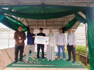 Panen perdana seledri hidroponik di Green House Dompet Dhuafa Farm Banten, Kabupaten Serang, menjadi simbol kolaborasi Dompet Dhuafa dan UPZDK Permata Bank Syariah dalam mendorong petani mandiri berbasis pertanian modern, Rabu, 21 Januari 2026