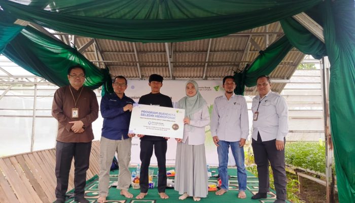 Panen perdana seledri hidroponik di Green House Dompet Dhuafa Farm Banten, Kabupaten Serang, menjadi simbol kolaborasi Dompet Dhuafa dan UPZDK Permata Bank Syariah dalam mendorong petani mandiri berbasis pertanian modern, Rabu, 21 Januari 2026