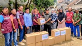 Pelindo Regional 2 Banten menyalurkan ratusan paket sembako kepada warga terdampak banjir di kawasan Ciwandan, Banten, sebagai bentuk kepedulian sosial perusahaan.