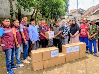 Pelindo Regional 2 Banten menyalurkan ratusan paket sembako kepada warga terdampak banjir di kawasan Ciwandan, Banten, sebagai bentuk kepedulian sosial perusahaan.