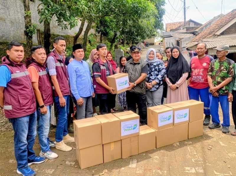 Pelindo Regional 2 Banten menyalurkan ratusan paket sembako kepada warga terdampak banjir di kawasan Ciwandan, Banten, sebagai bentuk kepedulian sosial perusahaan.