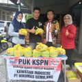 Pengurus KSPN Nikomas Gemilang menyerahkan bantuan sembako kepada anggota yang terdampak banjir di kawasan perumahan Kabupaten Serang, Senin, 12 Januari 2026
