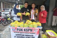 Pengurus KSPN Nikomas Gemilang menyerahkan bantuan sembako kepada anggota yang terdampak banjir di kawasan perumahan Kabupaten Serang, Senin, 12 Januari 2026