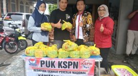 Pengurus KSPN Nikomas Gemilang menyerahkan bantuan sembako kepada anggota yang terdampak banjir di kawasan perumahan Kabupaten Serang, Senin, 12 Januari 2026
