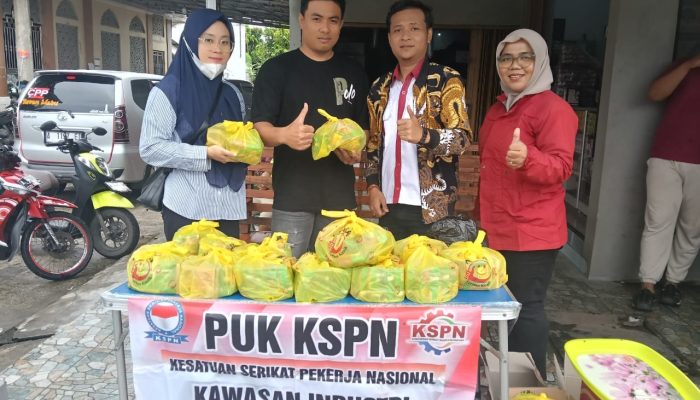 Pengurus KSPN Nikomas Gemilang menyerahkan bantuan sembako kepada anggota yang terdampak banjir di kawasan perumahan Kabupaten Serang, Senin, 12 Januari 2026
