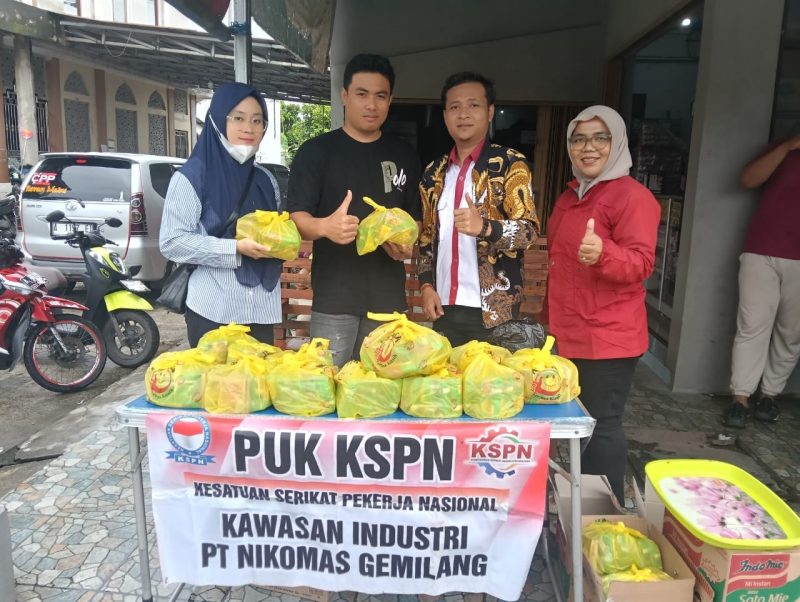Pengurus KSPN Nikomas Gemilang menyerahkan bantuan sembako kepada anggota yang terdampak banjir di kawasan perumahan Kabupaten Serang, Senin, 12 Januari 2026