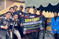 Mahasiswa HMP-PAI UIN Ar-Raniry Banda Aceh saat menyerahkan bantuan kemanusiaan kepada warga terdampak banjir di Desa Blang Awe, Kabupaten Pidie Jaya, Aceh.
