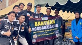 Mahasiswa HMP-PAI UIN Ar-Raniry Banda Aceh saat menyerahkan bantuan kemanusiaan kepada warga terdampak banjir di Desa Blang Awe, Kabupaten Pidie Jaya, Aceh.
