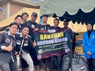 Mahasiswa HMP-PAI UIN Ar-Raniry Banda Aceh saat menyerahkan bantuan kemanusiaan kepada warga terdampak banjir di Desa Blang Awe, Kabupaten Pidie Jaya, Aceh.