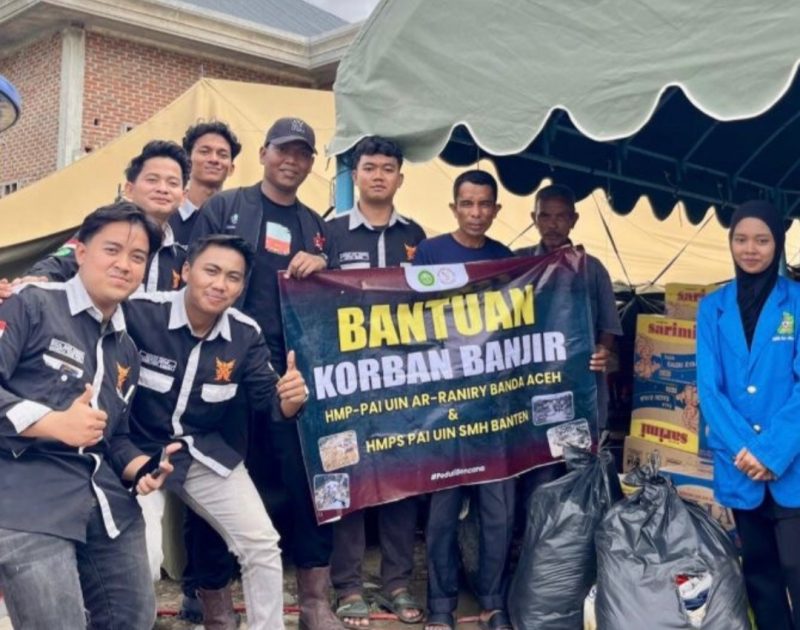 Mahasiswa HMP-PAI UIN Ar-Raniry Banda Aceh saat menyerahkan bantuan kemanusiaan kepada warga terdampak banjir di Desa Blang Awe, Kabupaten Pidie Jaya, Aceh.