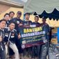 Mahasiswa HMP-PAI UIN Ar-Raniry Banda Aceh saat menyerahkan bantuan kemanusiaan kepada warga terdampak banjir di Desa Blang Awe, Kabupaten Pidie Jaya, Aceh.