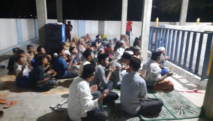 Peziarah memadati Maqbaroh Keramat Syekh Kicili Bayun di Kampung Nambo Desa RT/RW. 002/001 Desa Cibodas, Tanara, Kabupaten Serang, menjelang peringatan Haul Akbar ke-338.