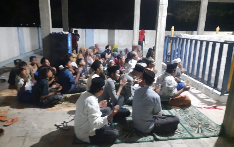 Peziarah memadati Maqbaroh Keramat Syekh Kicili Bayun di Kampung Nambo Desa RT/RW. 002/001 Desa Cibodas, Tanara, Kabupaten Serang, menjelang peringatan Haul Akbar ke-338.