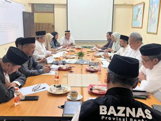 Pimpinan BAZNAS Provinsi Banten bersama MUI dan Kemenag saat rapat penentuan besaran zakat fitrah dan fidyah menjelang Ramadan 2026 di Kantor BAZNAS Banten.