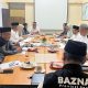 Pimpinan BAZNAS Provinsi Banten bersama MUI dan Kemenag saat rapat penentuan besaran zakat fitrah dan fidyah menjelang Ramadan 2026 di Kantor BAZNAS Banten.